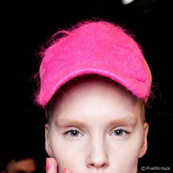 A marca Fyodor Golan criou o degrad? com esmaltes laranja e rosa para seu desfile da temporada outono-inverno 2014 na Semana de Moda de Londres
